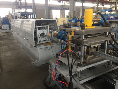 电梯轿厢辊压设备